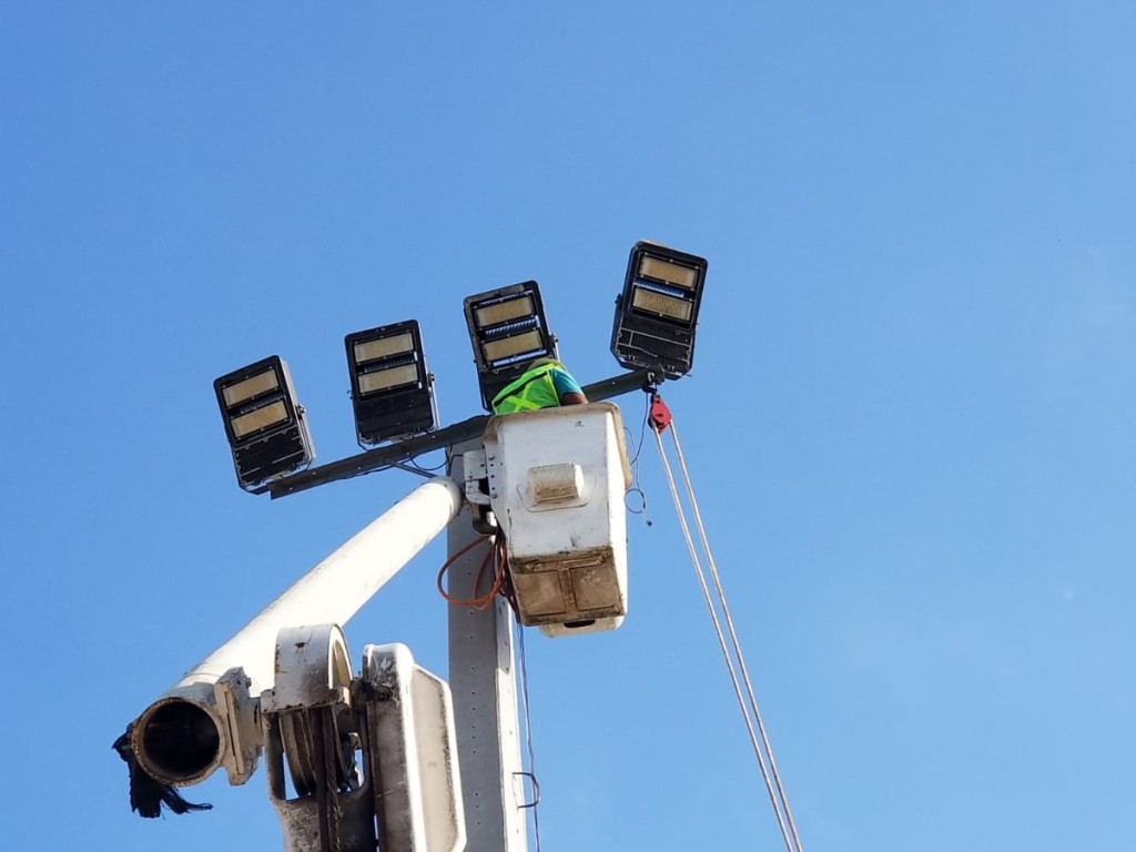 Instalacion Postes de 60 Para Luminarias En Areas De Furgones